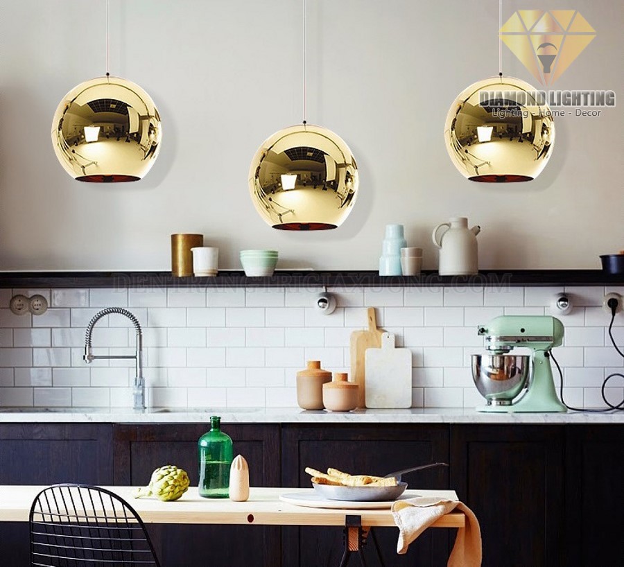 Đèn thả thủy tinh bạc, hồng, vàng hở đáy DTT310 thường được thả giữa bàn nấu ăn, giữa bàn ăn hoặc bạn cũng có thể thả ngoài hiên nhà.. Vừa làm đèn chiếu sáng, vừa làm đèn trang trí.