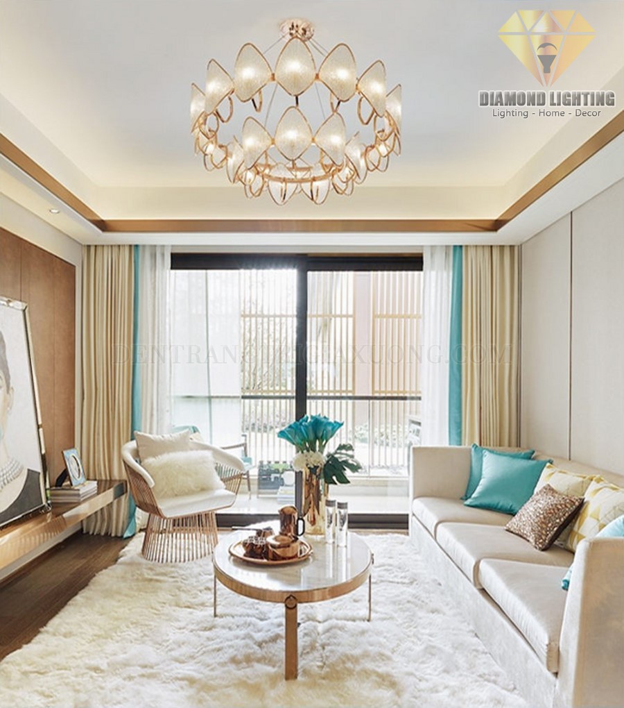 Đèn chùm pha lê hiện đại DPH960 thường được lắp đặt ở trung tâm phòng khách, trung tâm phòng ngủ hoặc giữa bàn ăn, vừa làm đèn chiếu sáng, vừa làm đèn trang trí.