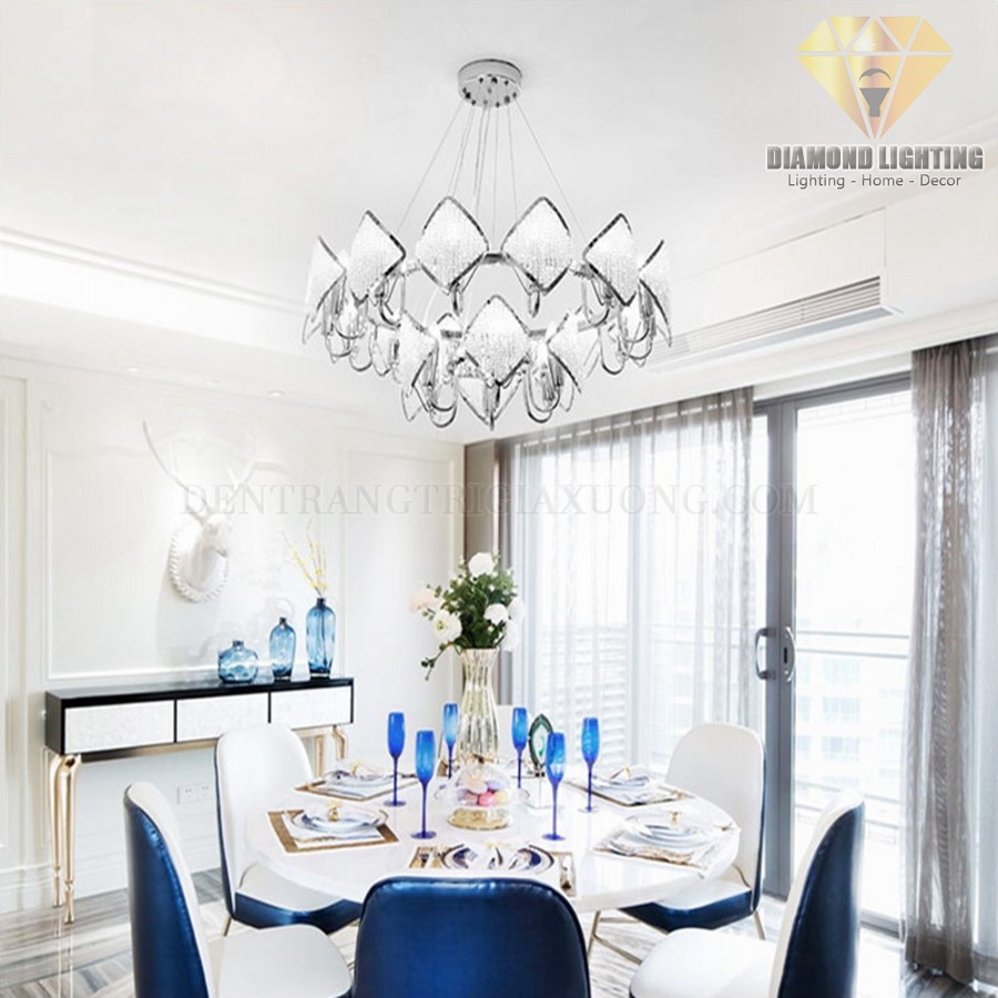 Đèn chùm pha lê hiện đại DPH960 thường được lắp đặt ở trung tâm phòng khách, trung tâm phòng ngủ hoặc giữa bàn ăn, vừa làm đèn chiếu sáng, vừa làm đèn trang trí.