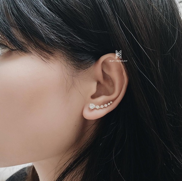 Bông tai bạc leo cho những nàng có khuôn mặt tròn tự tin tỏa sáng