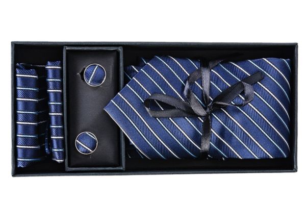 Cà vạt nam giúp cánh mày râu có thể tự tin mix & match với nhiều trang phục