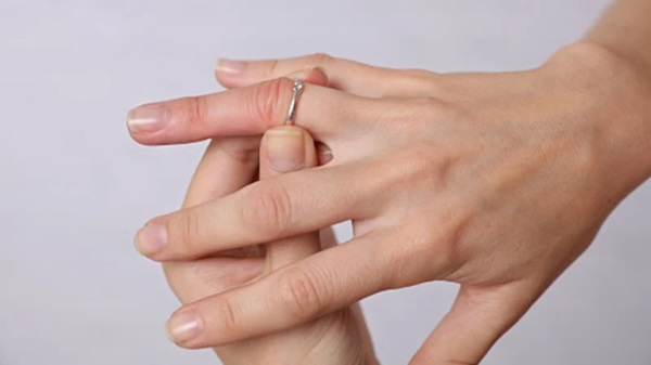 Đeo nhẫn một thời gian lại bị chật có thể do thay đổi cân nặng
