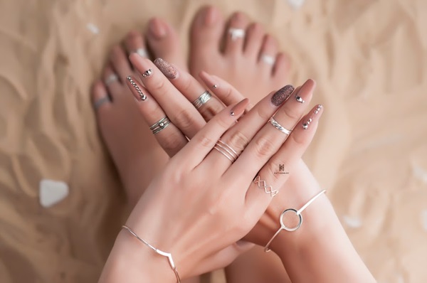 Lựa chọn đeo vòng tay nào còn tùy thuộc vào trang phục lựa chọn