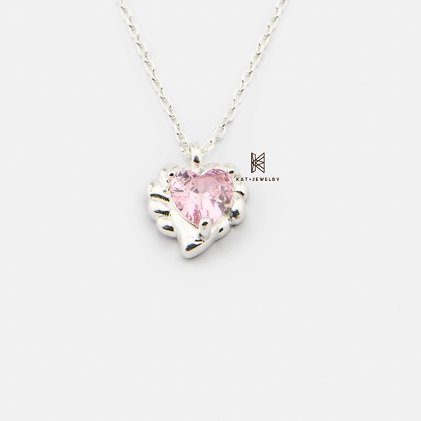 Mẫu dây chuyền N TWIST HEART AND PINK GEM thể hiện sự ngọt ngào