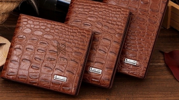 Tặng bạn nam 1 chiếc ví da thời trang với nhiều ngăn để đựng tiền, thẻ và ảnh gia đình