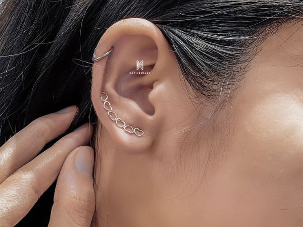 Bông tai leo bạc trở thành xu hướng thời trang cho nhiều lứa tuổi