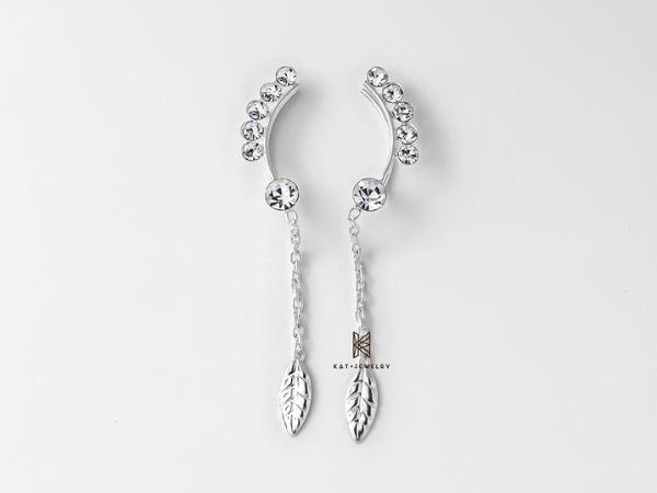 Mẫu bông tai leo bạc này gây ấn tượng mạnh bởi thiết kế độc đáo