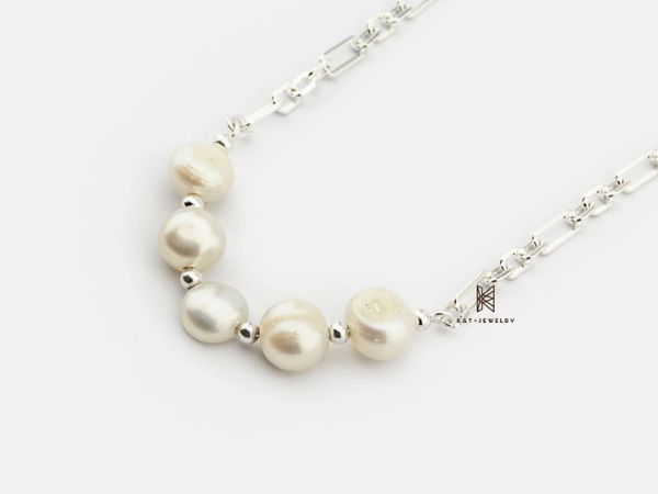 Mẫu N Big Chain And 5 Pearl ngọc trai tinh tế với mắt xích bản to cá tính
