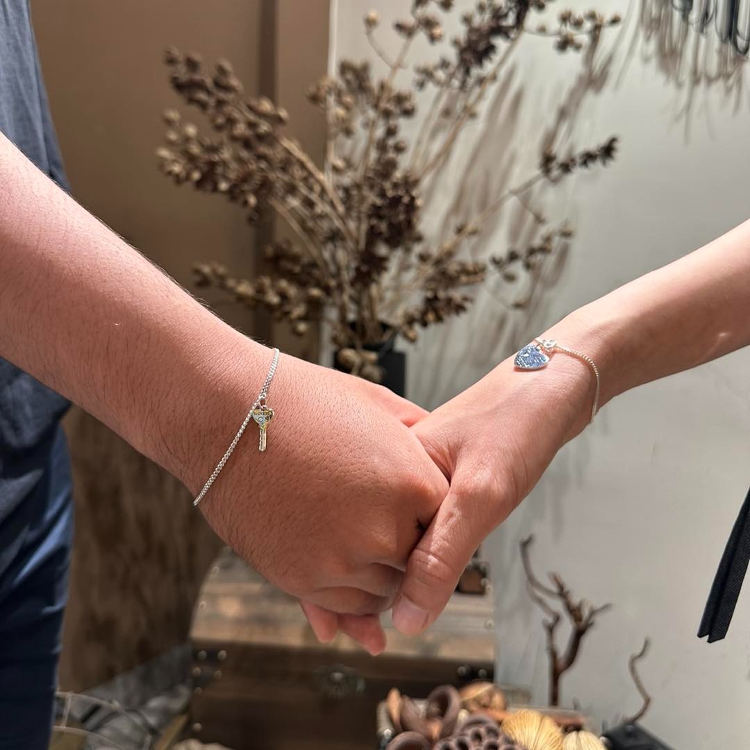 Kích thước trang sức phù hợp giúp cảm cả hai thoải mái khi đeo