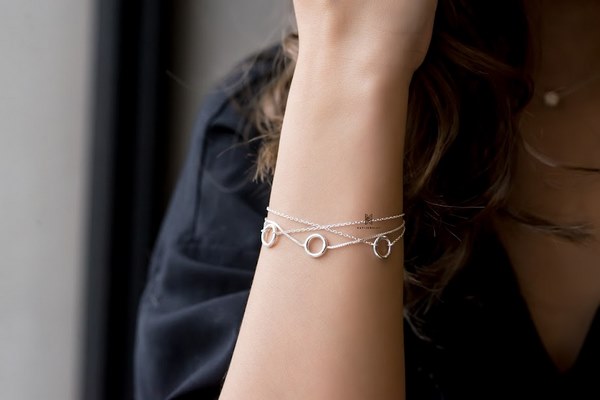 Đeo vòng đúng size cổ tay để có sự vừa vặn, đảm bảo thẩm mỹ hơn