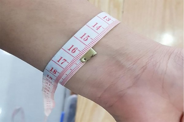 Thao tác đo size cổ tay đơn giản