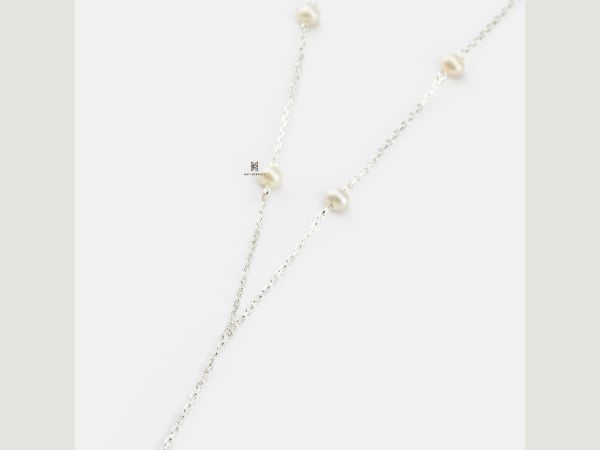 Mẫu dây chuyền “N Multi Pearl Drop Chain Pearl” đem đến sự nhẹ nhàng