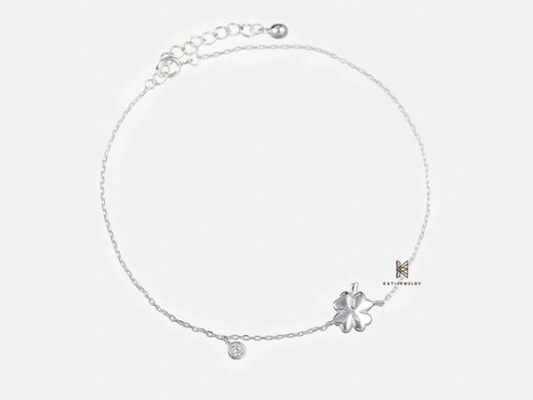 Lắc bạc “Bra Big Clover Gem” tinh xảo mang vẻ thanh thoát cho makeup Douyin