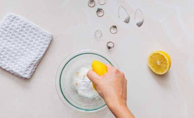 Sử dụng chanh tươi là phương pháp vệ sinh trang sức bạc tự nhiên