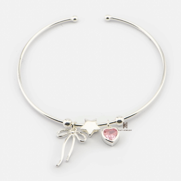 Charm là những hạt trang trí nhỏ xinh trên vòng tay hoặc dây chuyền