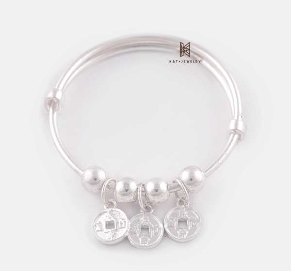 Mẫu charm đồng tiền mang lại sự may mắn, tài lộc