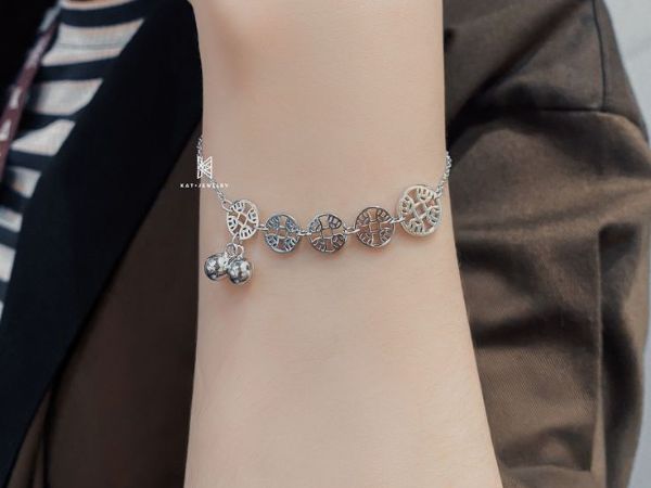 Nên chọn lắc bạc phù hợp với độ tuổi và giới tính người nhận