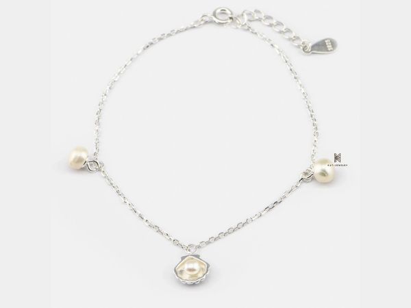 Mẫu lắc toát lên sự sang trọng và nhẹ nhàng cho mẹ