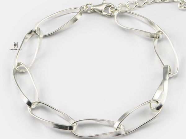 Mẫu dây thiết kế dây xích bản to mang đến vẻ mạnh mẽ và cá tính