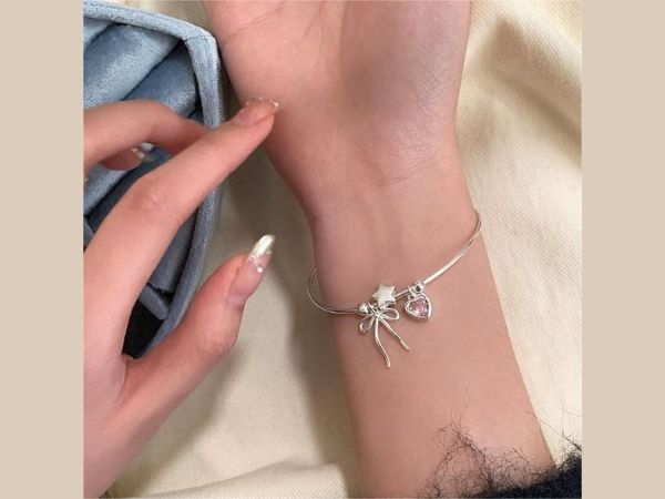 Tùy vào sở thích của đối phương mà lựa chọn trang sức bạc phù hợp