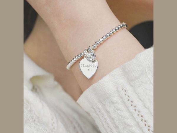 Chọn trang sức bạc làm quà tặng sẽ thay lời thể hiện tình yêu với đối phương