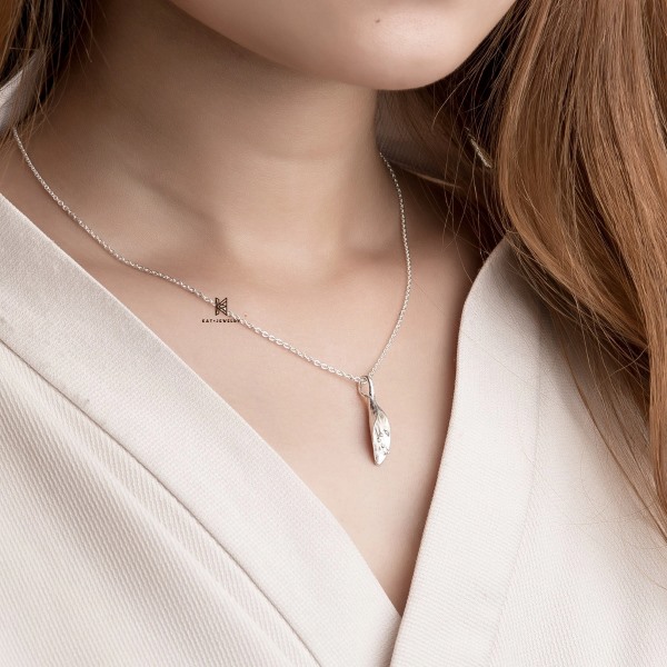 Lựa chọn dây chuyền có kiểu dáng đơn giản, hạn chế tổn thương da