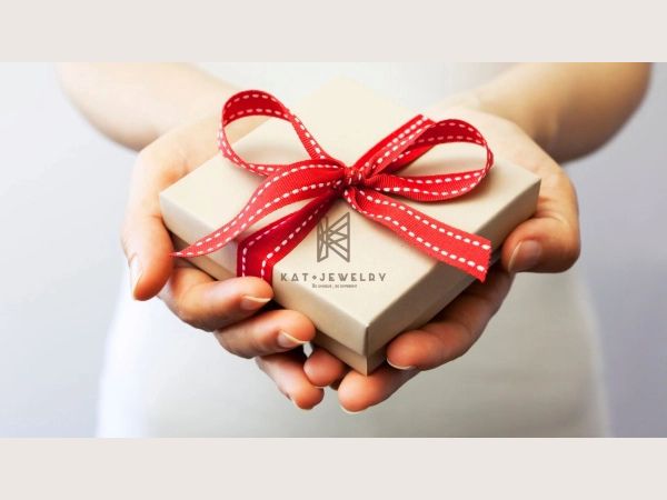 Tặng mẹ dây chuyền bạc giúp hỗ trợ sức khỏe