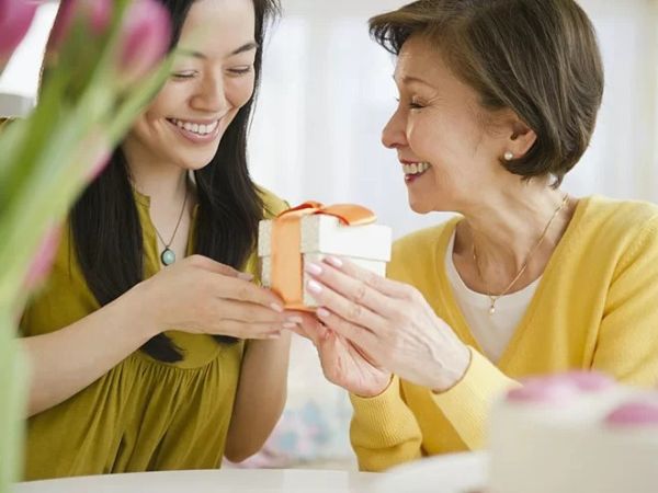 Dây chuyền bạc mạ vàng đều có thể tặng mẹ bất kỳ dịp nào