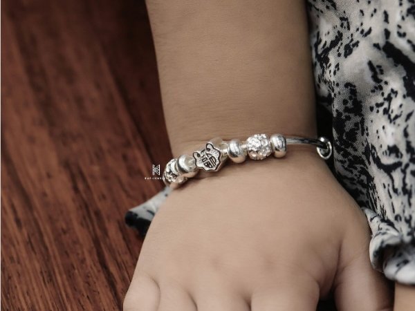 Bật mí lợi ích khi đeo vòng tay cho trẻ