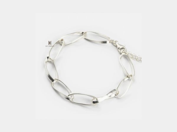 Nét chấm phá của mẫu dây “Bra Unisex Twist Big Thick Oval Chain”