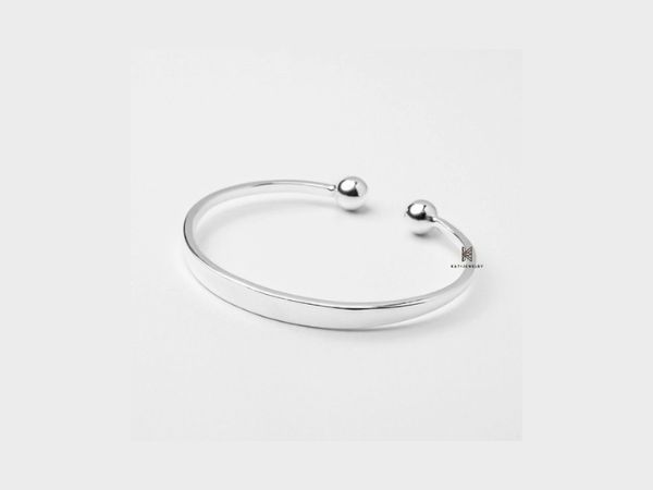 Thiết kế mang đến sự đơn giản và tinh tế cho người đeo