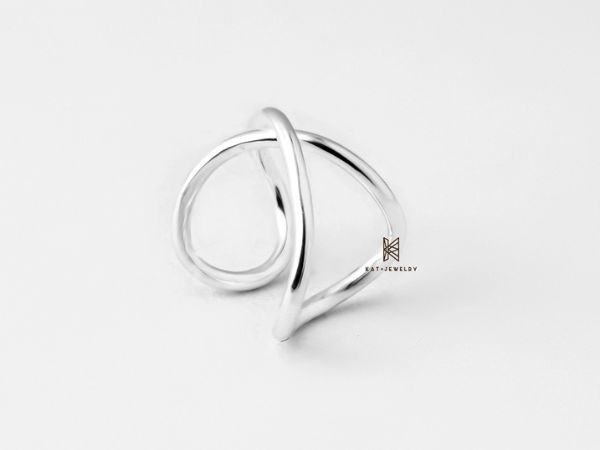 Mẫu EC CROSS đơn giản nhưng thu hút bởi thiết kế độc đáo