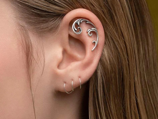 Khuyên vành tai đã trở thành phụ kiện yêu thích hiện nay