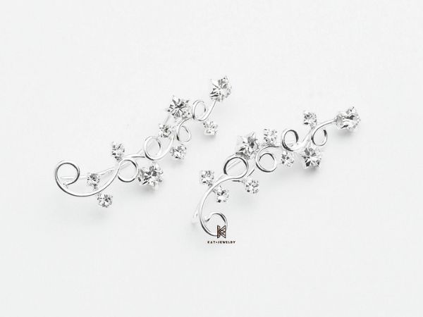 Mẫu khuyên thiết kế hoa nhẹ nhàng và nữ tính