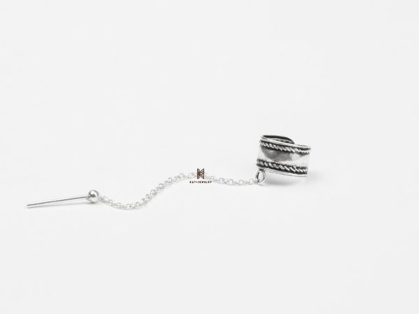 Mẫu khuyên gây ấn tượng với thiết kế hai dây đan xen.