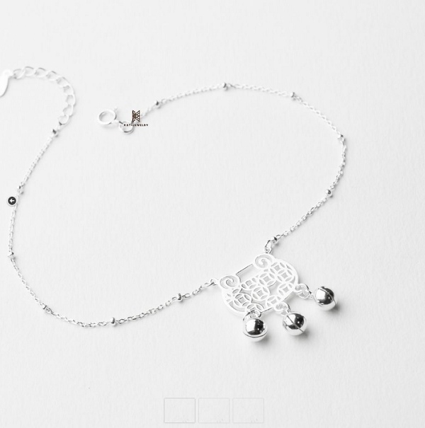 Lắc chân bạc khóa may mắn