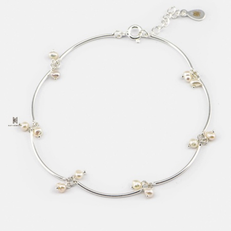 Đường cong mềm mại ôm lấy những viên ngọc trai thanh thoát mà đầy cuốn hút