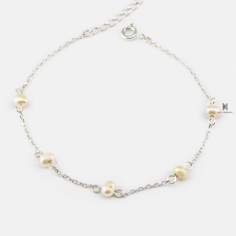 Vẻ đẹp thanh thoát từ năm viên ngọc trai trắng nối tiếp