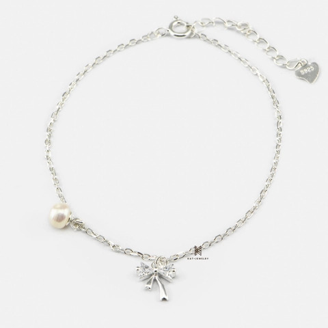 Thiết kế hình nơ đá quý kết hợp ngọc trai và không kém phần quý phái