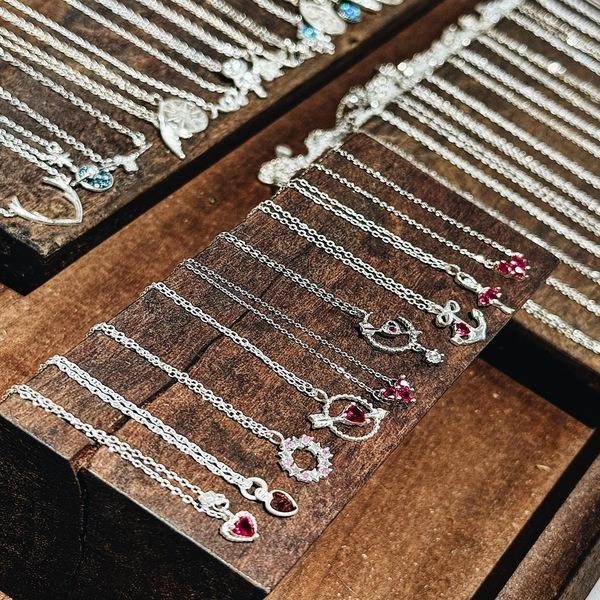 Trang sức mạ bạc được thiết kế phong phú, sang trọng