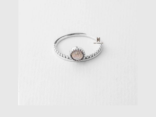 Mẫu nhẫn này phù hợp cho ai yêu thích phong cách huyền bí