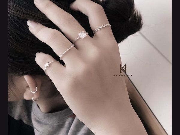 Mẫu nhẫn bạc đính đá mang đến sự lộng lẫy riêng biệt