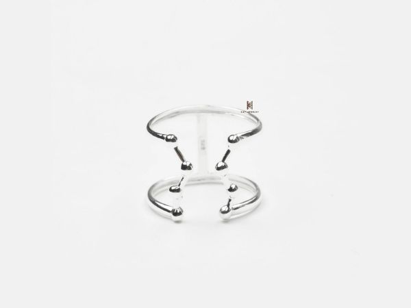 Mẫu nhẫn được thiết kế với họa tiết quả cầu lớn đặc biệt