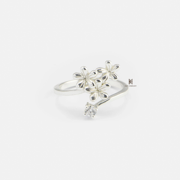 R Midi Open Triple Flower được cách điệu bông hoa độc đáo