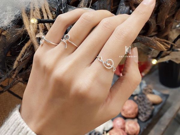 Nhẫn đeo ngón tay út mang đến sự sành điệu cho người đeo
