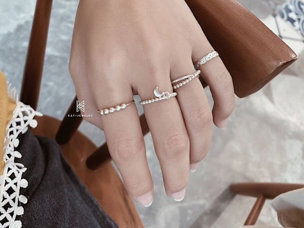 Đeo nhẫn ngón tay út bên phải giải phóng nhiều năng lượng tiêu cực