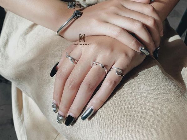 Nhẫn ngón tay út giúp bạn phối đồ đa phong cách