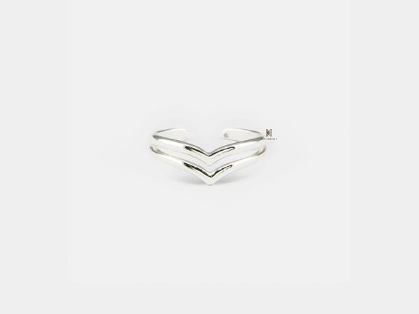 Thiết kế chữ V, mẫu nhẫn dễ dàng phối được nhiều phong cách khác nhau