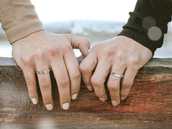 Tặng nhẫn cho người yêu là một cách thể hiện tình cảm tinh tế