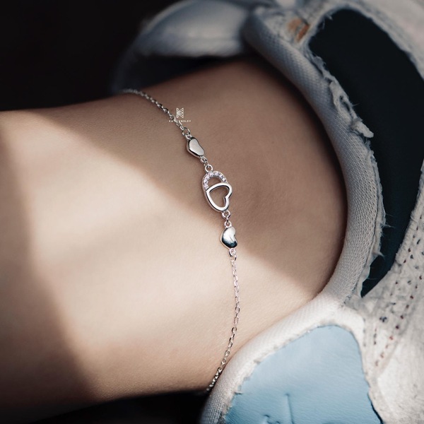 Nữ nên đeo lắc chân bên nào tốt? Đeo bên trái hay bên phải?